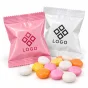 Mentos i slikposer med logo