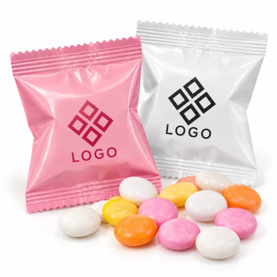 Mentos i slikposer med logo